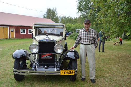 Pentti Keski-Korsu ja hänen entisöimänsä Kuutos-Letukka (Chevrolet).